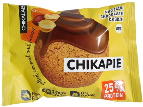 Chikalab Chikapie Čokoladom preliven proteinski kolačić sa punjenjem Kikiriki slana karamela 60g