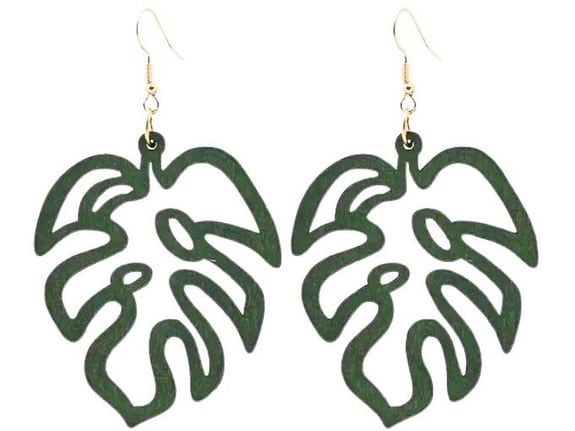 Etnoria Wild Monstera – Boho drvene handmade minđuše, sa dizajnom prirodni motiv list