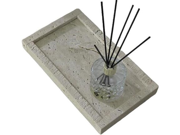 Ideal Travertin poslužavnik – elegantno rešenje za izlaganje sveća, parfema, sapuna i dekoracije. Stil i organizacija u jednom.